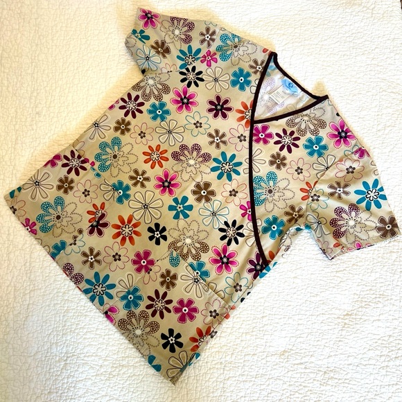 SB Scrubs Tops - SB Scrubs Women's Tan/Brown Retro Flower Scrub Top; S